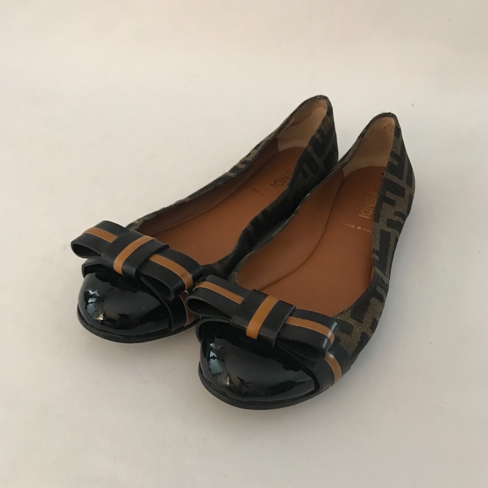 AUTH FENDI LOGO BLACK PATENT FLATS